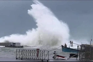 Bão đang quần ở vùng bờ biển Nam Bình Thuận đến Bến Tre