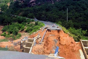 Sập cầu: Hơn 300 hộ dân Khánh Hòa bị cô lập 