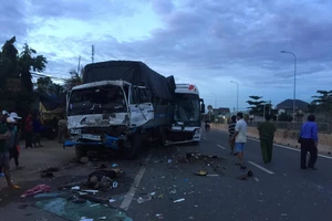 Xe chở khách du lịch tông ô tô tải, 9 người thương vong