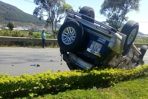 Lật ô tô trên cao tốc Prenn, 2 vợ chồng sắp cưới bị nạn