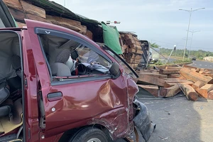 Xe container chở gỗ đè bẹp xe ô tô 9 chỗ