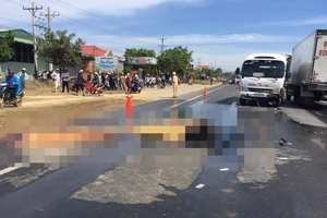 Sau cú tông vào ô tô, xe máy bốc cháy làm 2 người tử vong 