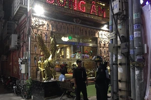 Cảnh sát phong tỏa quán karaoke của ‘Đại gia đeo vàng’ Phúc XO