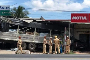 Xe tải lao vào nhà dân tông hàng loạt xe máy, ô tô