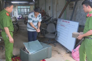 Kẻ trộm ‘trình diễn’ việc đục két tại công an