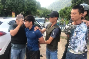 Huy động cả trăm cảnh sát bắt ô tô chở 100 bánh heroin