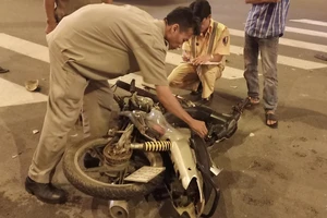 Xe cấp cứu gây tai nạn ở Bình Tân, 2 người bị thương nặng