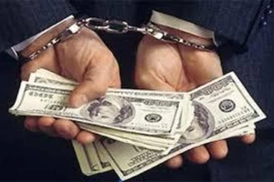 Phó viện trưởng VKS bị bắt khi đang nhận 2.500 USD