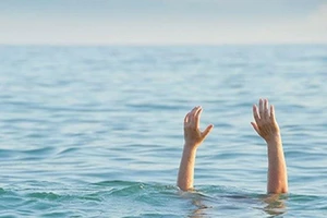 Thương tâm một bé trai 4 tuổi rơi hố rác tử vong