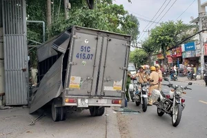 Trộm xe tải gây tai nạn liên hoàn khi tẩu thoát ở Thủ Đức