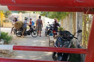 Người dân thôn Văn Lâm 3, xã Phước Nam, huyện Thuận Nam cách ly do dịch COVID-19. ảnh: TỰ SANG