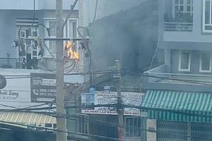 Cháy trụ điện trước trường tiểu học, phụ huynh hốt hoảng