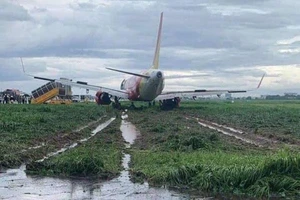 Mưa to, 1 máy bay hạ cánh trượt khỏi đường băng ở Tân Sơn Nhất
