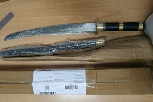 27 gói bưu kiện chứa toàn dao, mã tấu