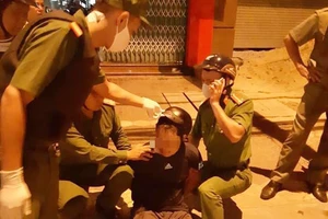 Nửa đêm lên cơn tâm thần, dùng dao tấn công bạn đang ngủ