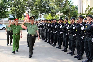 Thứ trưởng Lê Tấn Tới duyệt đội danh dự Trung đoàn CSCĐ Tây Nam Bộ. Ảnh: Bộ Công an