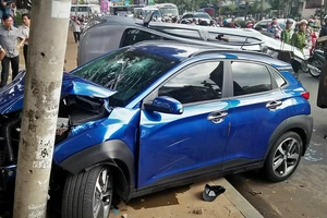 ‘Xe điên’ tông sập bờ rào, lao vào quảng trường