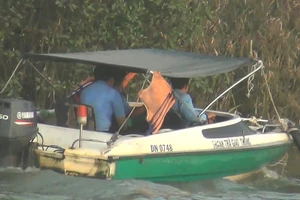 TTGT tỉnh Đồng Nai có mặt ở khu vực giáp ranh điểm tra các phương tiện thủy vào ngày 28-1. Ảnh: V.HỘI - T.SANG