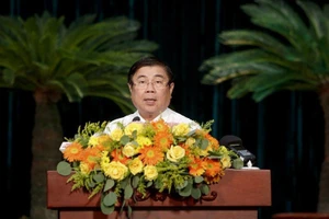 Chủ tịch UBND TP.HCM Nguyễn Thành Phong phát động 12 nội dung thi đua năm 2021. Ảnh: NGUYỆT NHI 