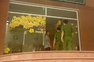 Công an khám xét trụ sở công ty ở phường 2, TP Tân An, Long An. Ảnh: VH