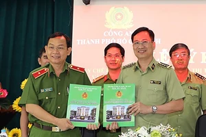 TP.HCM: Công an, Quản lý thị trường ký phối hợp chống buôn lậu