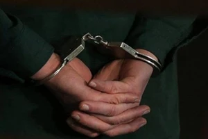 TP.HCM: 1 cảnh sát chống buôn lậu bị bắt