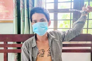 Tông xe vào cảnh sát khi vượt rào chắn chốt kiểm soát dịch