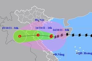 Bão số 8 giật cấp 11 đang cách Hà Tĩnh 200 km, suy yếu khi vào đất liền