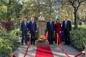 Bộ trưởng Tô Lâm đặt vòng hoa tưởng niệm Chủ tịch Hồ Chí Minh tại Pháp