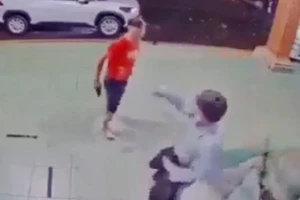 Cảnh sát ‘múa súng’ ở Trung tâm y tế bị tạm đình chỉ công tác