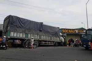 4 ô tô tông liên hoàn, xe tải lao vào nhà dân làm kẹt xe QL 20