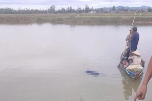 Thi thể người đàn ông bị trói chân tay nổi trên sông 
