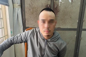 Kẻ biến thái đi xe máy sàm sỡ phụ nữ đi đường