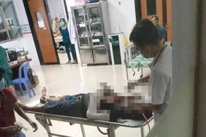 Một người đàn ông bị đâm gục trước cổng doanh trại bộ đội 