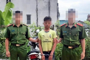 Bắt nghi can 14 tuổi giết người, hiếp dâm thôn nữ cùng bản