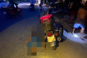 1 người tử vong bên đường cùng xe máy