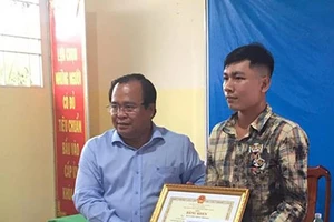 Chủ tịch Cà Mau tặng bằng khen cho tài xế trả lại 4.000 USD