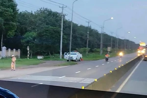 Sau khi đã chung chi 700.000 đồng, xe quá tải chạy qua mặt CSGT ở Đồng Nai mà không bị xử lý.