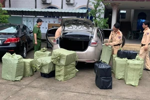 CSGT Bình Dương truy đuổi chiếc ô tô chở đầy thuốc lá lậu