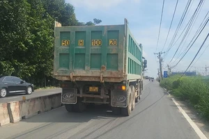 Xe ben 50H-100.20 có thùng cao bất thường trên đường vào một công trình ở đường vành đai 2. Ảnh: T.SANG