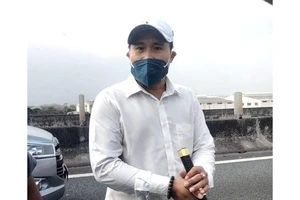 Tài xế xe khách cầm dao chặn xe ô tô trên cao tốc TP.HCM - Trung Lương 