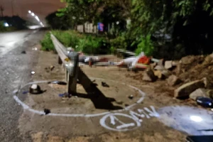 Xe máy đâm vào hộ lan, 3 người thương vong