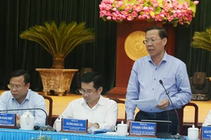 Chủ tịch UBND TP.HCM Phan Văn Mãi trong buổi làm việc với quận Bình Tân.