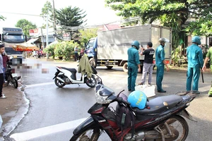 Xe đầu kéo tông người đi bộ rồi bỏ chạy