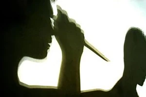 1 phụ nữ dùng dao sát hại bạn nhậu