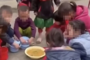 Xác minh người đăng clip hơn 10 học sinh ngồi ăn trưa giữa sân trường 