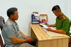 Bắt nghi can ném thuốc sâu xuống 3 hồ nuôi tôm 