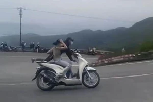 2 vợ chồng ‘diễn xiếc’ trên đèo Hải Vân bị khởi tố