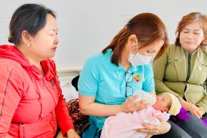 Bé gái bị bỏ rơi vào lúc nửa đêm bên vệ đường