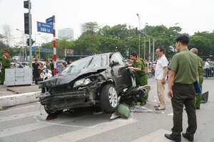 Ô tô lao vào hàng loạt xe dừng đèn đỏ ở Hà Nội, 17 người bị thương 